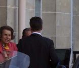 Liliane Bettencourt quitte l'Hôpital Américain de Neuilly-sur-Seine, le 24 mai 2011.