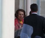 Liliane Bettencourt quitte l'Hôpital Américain de Neuilly-sur-Seine, le 24 mai 2011.