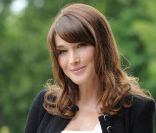 Accueil par Mme Carla Bruni-Sarkozy des conjoints des chefs de délégation participant au Sommet du G8 à la Villa Strassburger aujourd'hui à Deauville le 26 mai 2011 