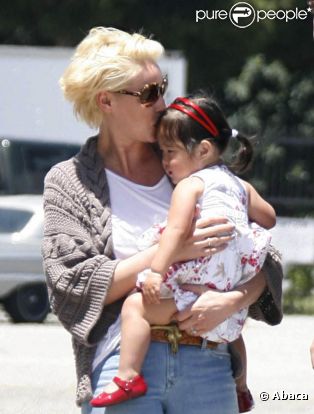 Katherine Heigl embrasse sa fille Naleigh sur le tarmac de l'aérodrôme de Los Angeles, le 27 mai 2011.