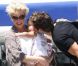 Naleigh, la fille de Katherine Heigl et de Josh Kelley, fait l'objet de toute l'attention de ses parents sur le tarmac de l'aérodrôme de Los Angeles, le 27 mai 2011.