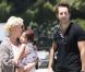Katherine Heigl est très tendre avec sa fille Naleigh sur le tarmac de l'aérodrôme de Los Angeles, le 27 mai 2011.