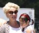 Katherine Heigl et sa fille Naleigh sur le tarmac de l'aérodrôme de Los Angeles, le 27 mai 2011.