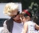 Katherine Heigl est très attentive à sa fille Naleigh sur le tarmac de l'aérodrôme de Los Angeles, le 27 mai 2011.