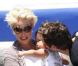 Katherine Heigl, son époux Josh Kelley et leur fille Naleigh sur le tarmac de l'aérodrôme de Los Angeles, le 27 mai 2011.