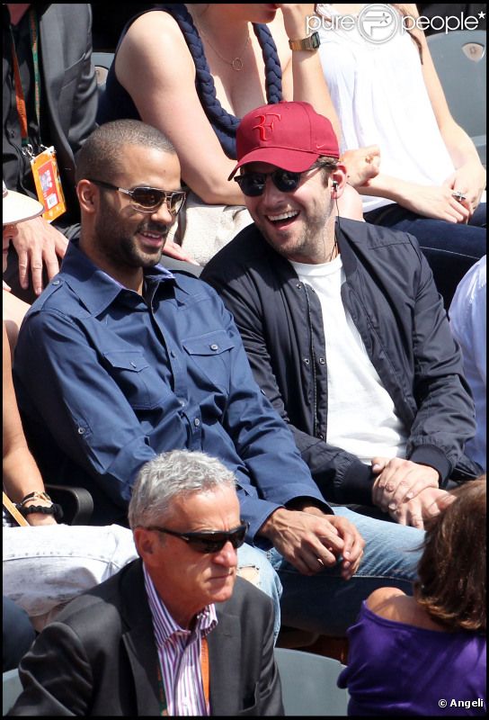 Tony Parker et Bradley Cooper lors du tournoi de Roland-Garros le 29 mai 2011