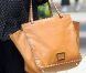 Jessica Alba ne quitte plus son sac Valentino. Los Angeles, 29 mai 2011