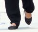 Jessica Alba adore ses ballerines en tissu signées Jil Sander. Los Angeles, 29 mai 2011