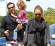 Jessica Alba se promène avec son mari Cash Warren et leur poupée Honor. Los Angeles, 29 mai 2011