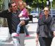 Jessica Alba se promène avec son mari Cash Warren et leur poupée Honor. Los Angeles, 29 mai 2011