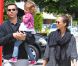 Jessica Alba se promène avec son mari Cash Warren et leur poupée Honor. Los Angeles, 29 mai 2011