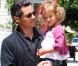 Jessica Alba se promène avec son mari Cash Warren et leur poupée Honor. Los Angeles, 29 mai 2011