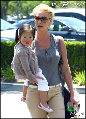 Katherine Heigl et sa fille Naleigh, à Los Angeles, en mai 2011. Nancy, la maman de la comédienne, est à ses côtés.
