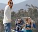 Marcia Cross en famille à la plage à Santa Monica le 30 mai 2011. Elle a pour l'occasion opté pour son pull côtelé et un jean ! Elle profite du soleil avec ses jumelles Savannah et Eden et son mari Tom Mahoney.