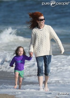 Marcia Cross en famille à la plage à Santa Monica le 30 mai 2011. Elle profite du soleil avec ses jumelles Savannah et Eden et son mari Tom Mahoney.