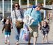 Marcia Cross en famille à la plage à Santa Monica le 30 mai 2011. Elle profite du soleil avec ses jumelles Savannah et Eden et son mari Tom Mahoney. C'est parti pour une journée plage !
