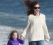 Marcia Cross en famille à la plage à Santa Monica le 30 mai 2011. Elle profite du soleil avec ses jumelles Savannah et Eden et son mari Tom Mahoney.
