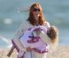 Marcia Cross en famille à la plage à Santa Monica le 30 mai 2011. Elle profite du soleil avec ses jumelles Savannah et Eden et son mari Tom Mahoney.