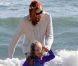 Marcia Cross en famille à la plage à Santa Monica le 30 mai 2011. Elle profite du soleil avec ses jumelles Savannah et Eden et son mari Tom Mahoney.