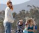 Marcia Cross en famille à la plage à Santa Monica le 30 mai 2011. Elle profite du soleil avec ses jumelles Savannah et Eden et son mari Tom Mahoney.