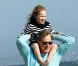 Marcia Cross en famille à la plage à Santa Monica le 30 mai 2011. Elle profite du soleil avec ses jumelles Savannah et Eden et son mari Tom Mahoney.