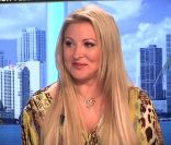 Loana, encore amincie lorqu'elle est invitée sur le plateau des Anges de la télé-réalité : Miami Dreams le 1er juin 2011 sur NRJ 12