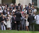 Jean-Marie Bigard et sa femme Lola Marois entourés de leurs familles et amis, lors de leur mariage à la mairie du VIIe arrondissement de Paris, le 27 mai 2011.
