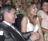Jean-Marie Bigard et sa femme Lola Marois lors de leur mariage à la mairie du VIIe arrondissement de Paris, le 27 mai 2011.