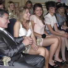 Jean-Marie Bigard et sa femme Lola Marois lors de leur mariage à la mairie du VIIe arrondissement de Paris, le 27 mai 2011.