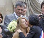 Jean-Marie Bigard et sa femme Lola Marois aux côtés de Rachida Dati et quelques amis lors de leur mariage à la mairie du VIIe arrondissement de Paris, le 27 mai 2011.