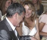 Jean-Marie Bigard et sa femme Lola Marois dans la salle des mariages de la mairie du VIIe arrondissement de Paris, le 27 mai 2011.