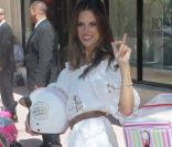 Allessandra prend la pose pour la promotion de la ligne Bombshell, à Miami le 2 juin. 