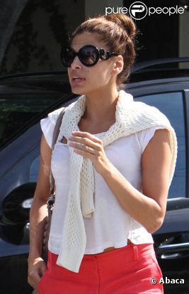 La sublime Eva Mendes s'offre une balade dans les rues d'Hollywood, le 3 juin 2011