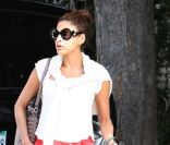Pantalon rouge et top blanc, Eva Mendes est ravissante dans les rues d'Hollywood, le 3 juin 2011