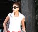 Pantalon rouge et top blanc, Eva Mendes est ravissante dans les rues d'Hollywood, le 3 juin 2011