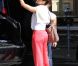 Eva Mendes dans les rues d'Hollywood avec son chien, le 3 juin 2011