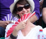 Zabou Breitman et son éventail à Roland-Garros pour assister à la finale Dames qui a vu la victoire de la Chinoise Li Na sur l\'Italienne tenante du titre Francesca Schiavone, le 4 juin 2011