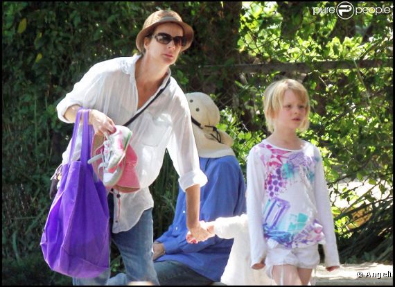 Rachel Griffiths et ses filles lors d'une après-midi piscine, le 28 mai 2011