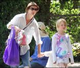 Rachel Griffiths et ses filles lors d\'une après-midi piscine, le 28 mai 2011