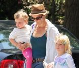Rachel Griffiths et ses filles lors d'une après-midi piscine, le 28 mai 2011