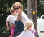 Rachel Griffiths et ses filles lors d\'une après-midi piscine, le 28 mai 2011