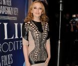  Kylie Minogue moule sa silhouette parfaite dans une robe courte en cuir chair et noire. Trop classe ! Sydney, 6 juin 2011 