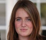 Emma Bonnot, la fille de Victoire. Dans la vraie vie, il s'agit de la fille de Valérie Damidot, Roxane.