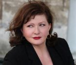 Catherine Jacob dans Victoire Bonnot - Episode 3 : les masques tombes sur M6 le jeudi 9 juin à 20h45.
