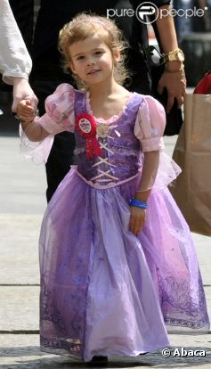 Jessica Alba, Cash Warren, et leur fille Honor et la nounou, à la sortie du déjeuner d'anniversaire de l'adorable fillette à New York ! Le 7 juin 2011 