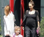 Jessica Alba, Cash Warren, et leur fille Honor et la nounou, à la sortie du déjeuner d'anniversaire de l'adorable fillette à New York ! Le 7 juin 2011 