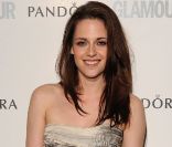 Kristen Stewart tout sourire vole la vedette à la sexy Rosie Huntington !