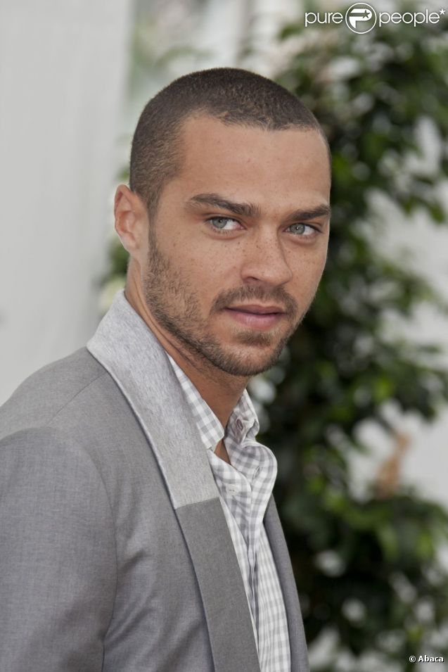 634104-jesse-williams-lors-d-un-photocall-a-637x0-3.jpg
