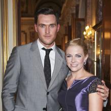 <p>Melissa Joan Hart et Owain Yeoman lors d'un photocall à l'occasion du 51e Festival de la télévision de Monte Carlo au Forum Grimaldi à Monaco le 9 juin 2011</p>