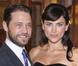  Jason Priestley et Naomi Lowde lors d'un photocall à l'occasion du 51e Festival de la télévision de Monte Carlo au Forum Grimaldi à Monaco le 9 juin 2011 